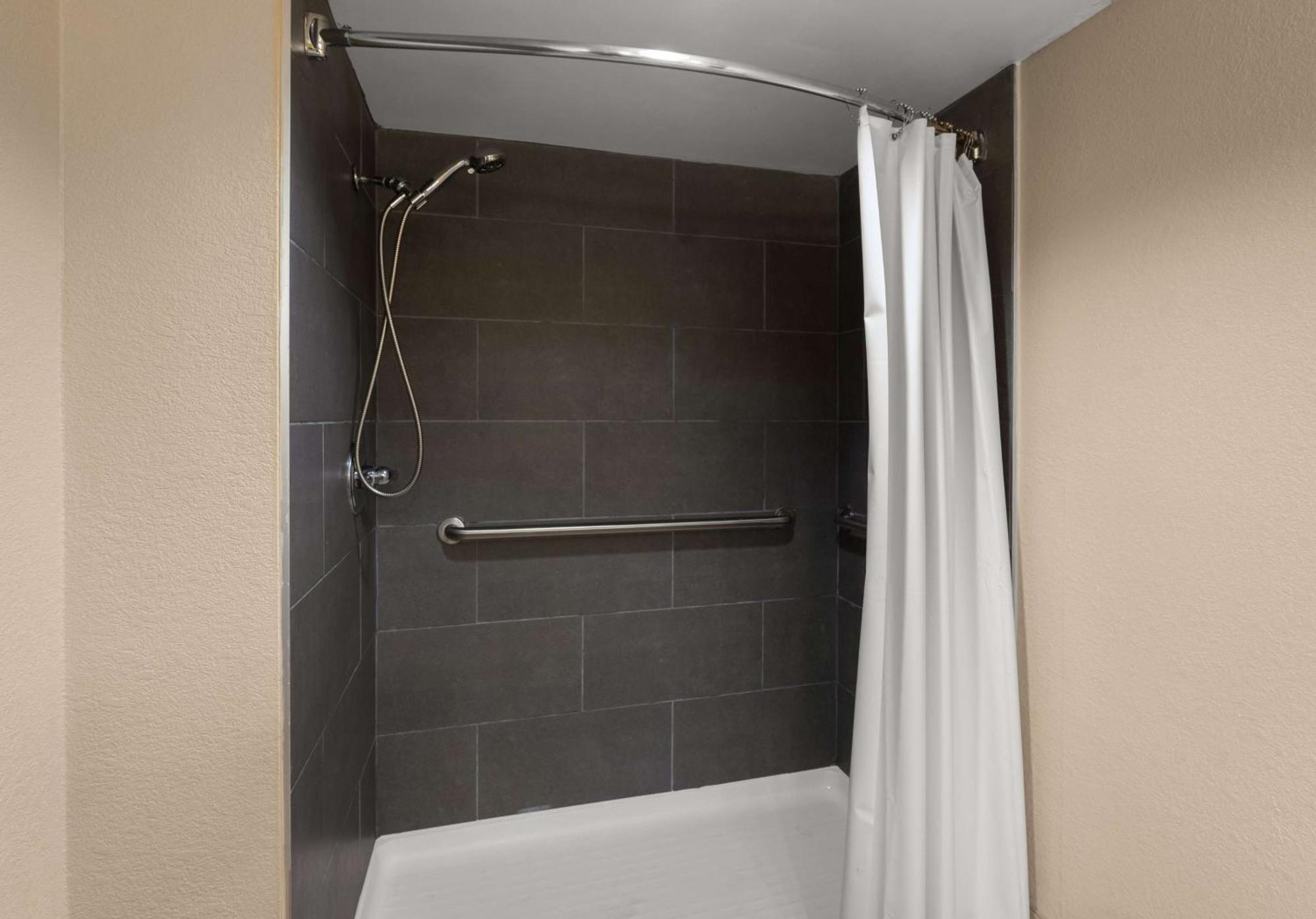 Best Western Adena Inn Чиликоти Екстериор снимка
